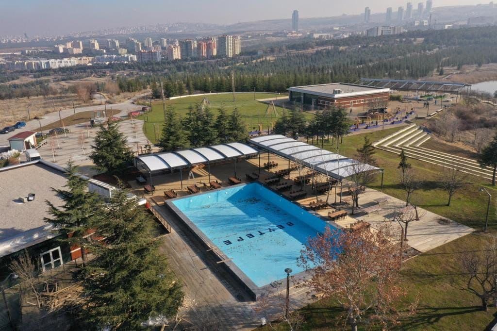 Beytepe Garden havuz alanının havadan görünümü