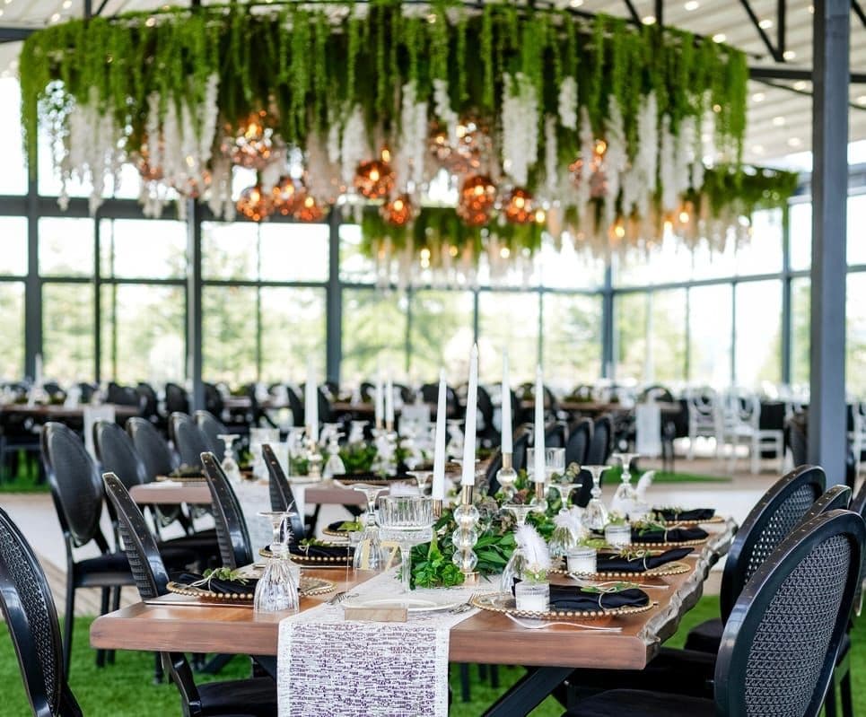Tavandan sarkan çiçeklerle süslenmiş cam salon