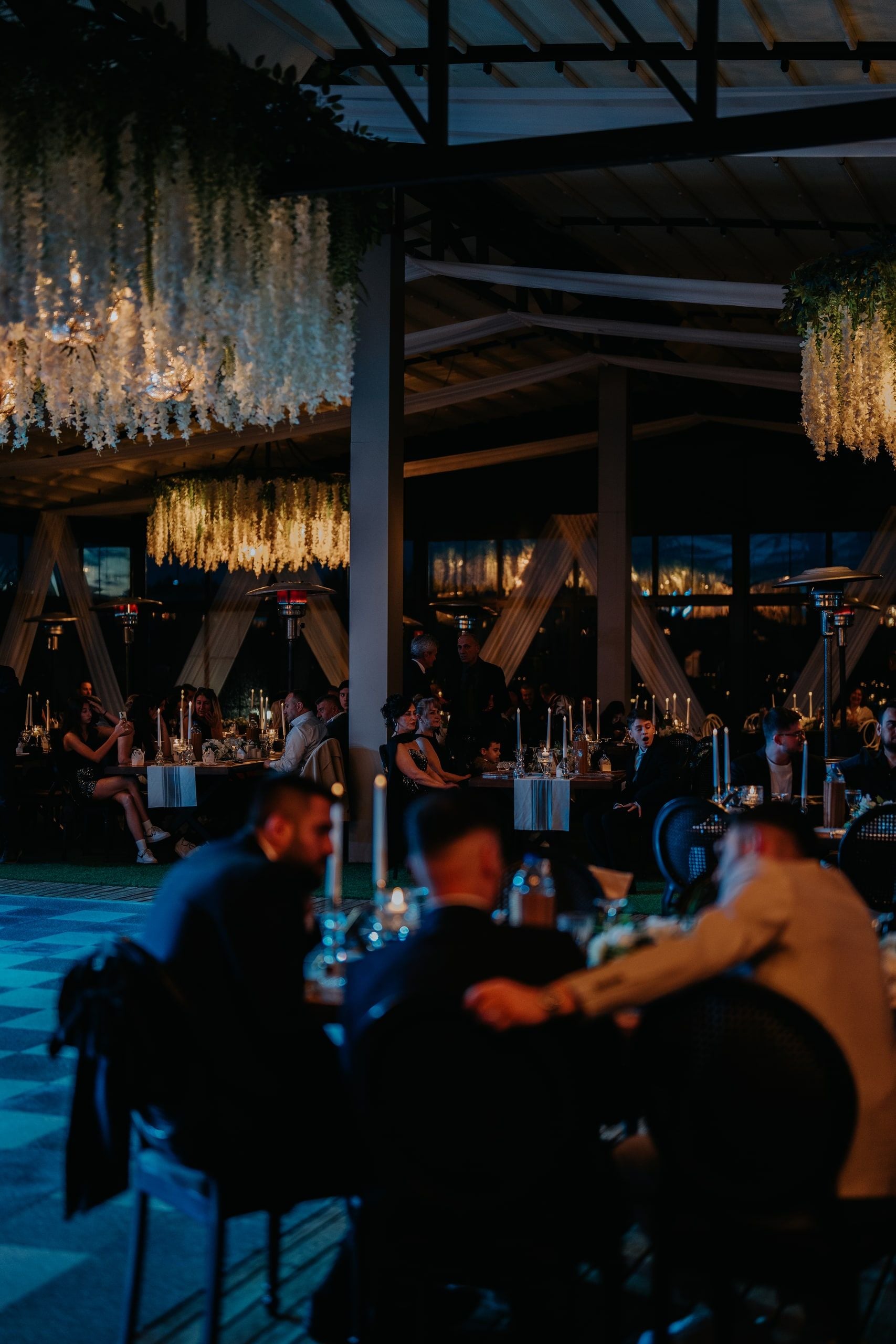 Gece cam salonda ışıklar altında davet