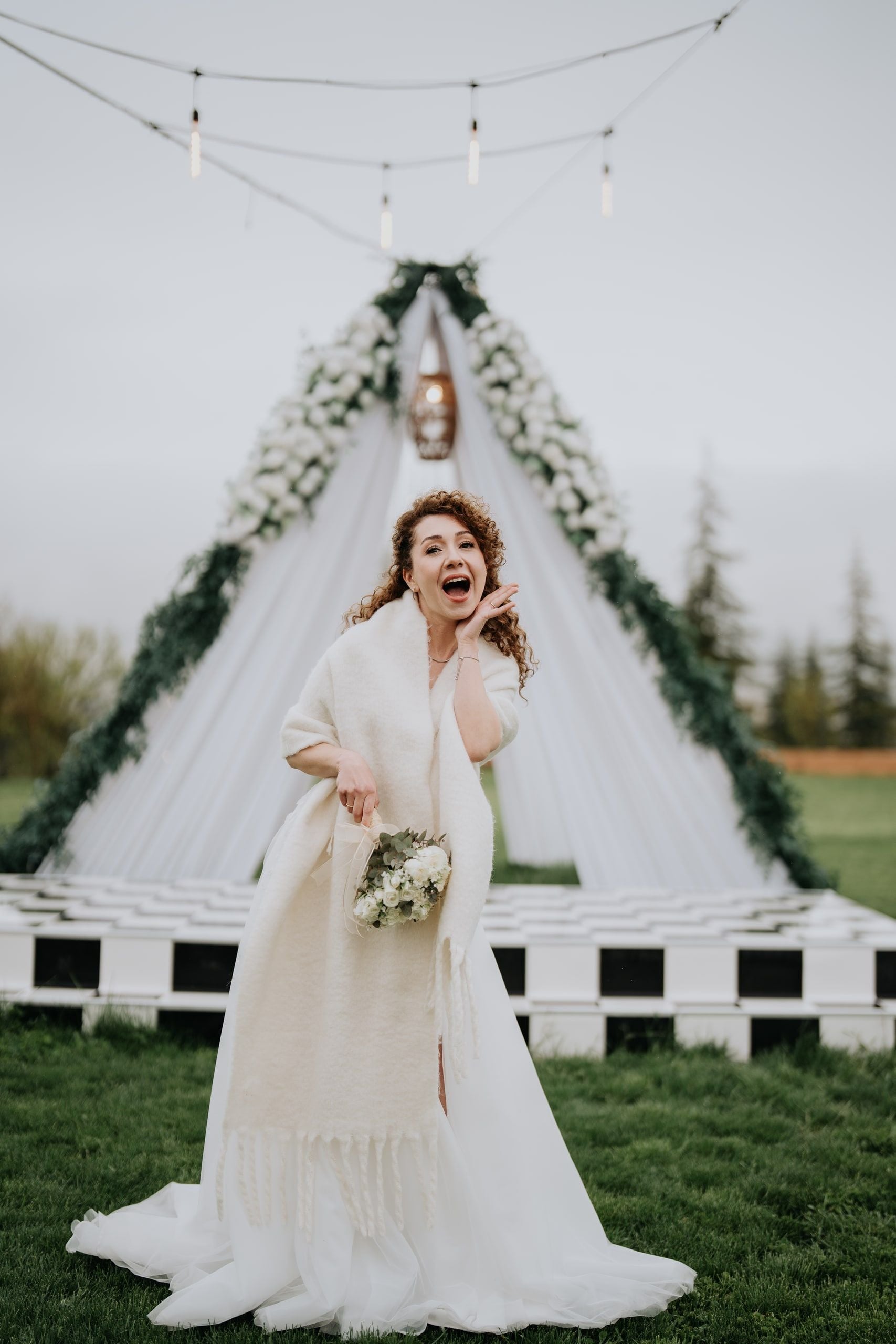 Çiçekli nikah takının önünde sevinen gelin