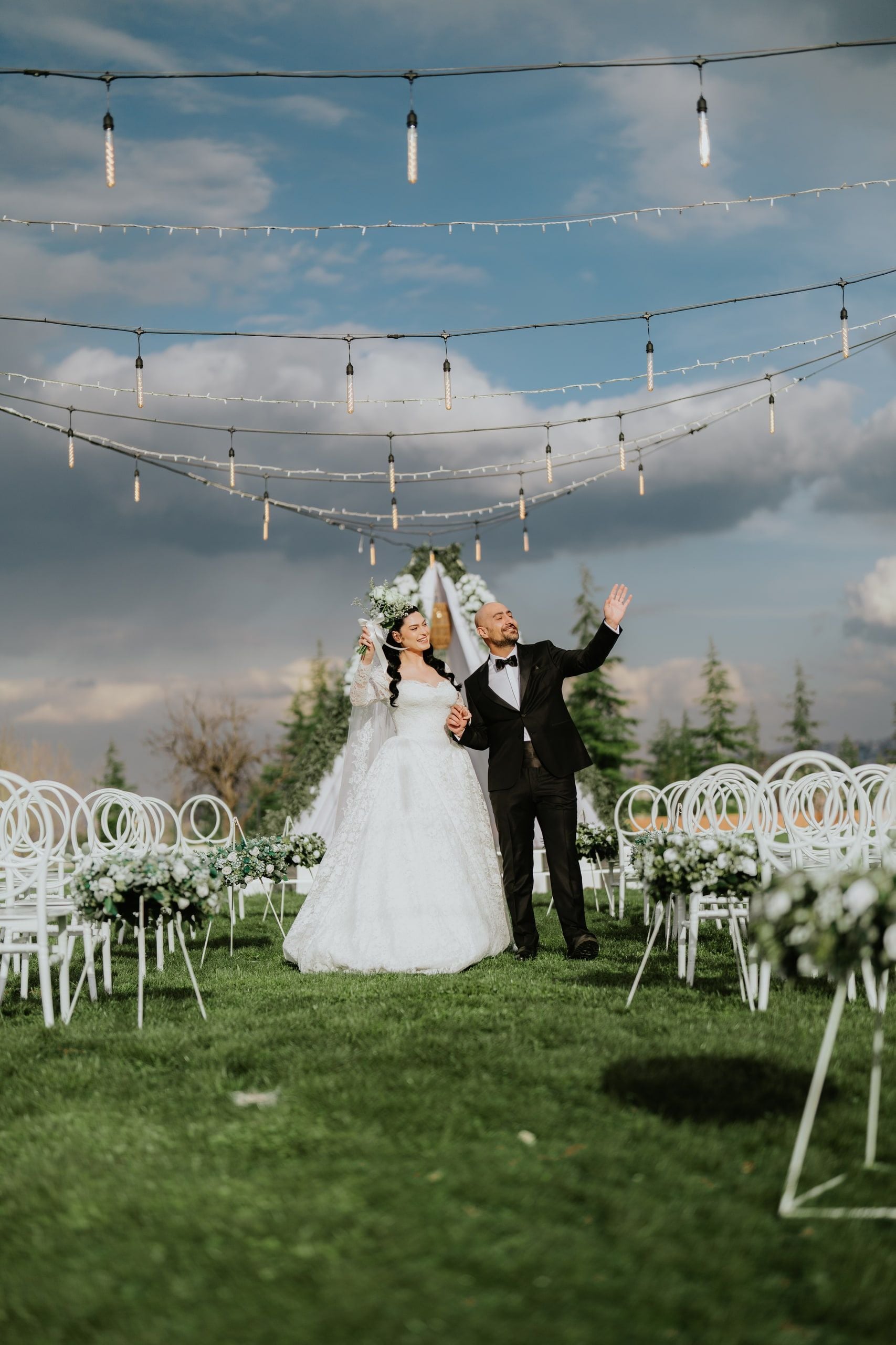 Nikah alanında el sallayan çift