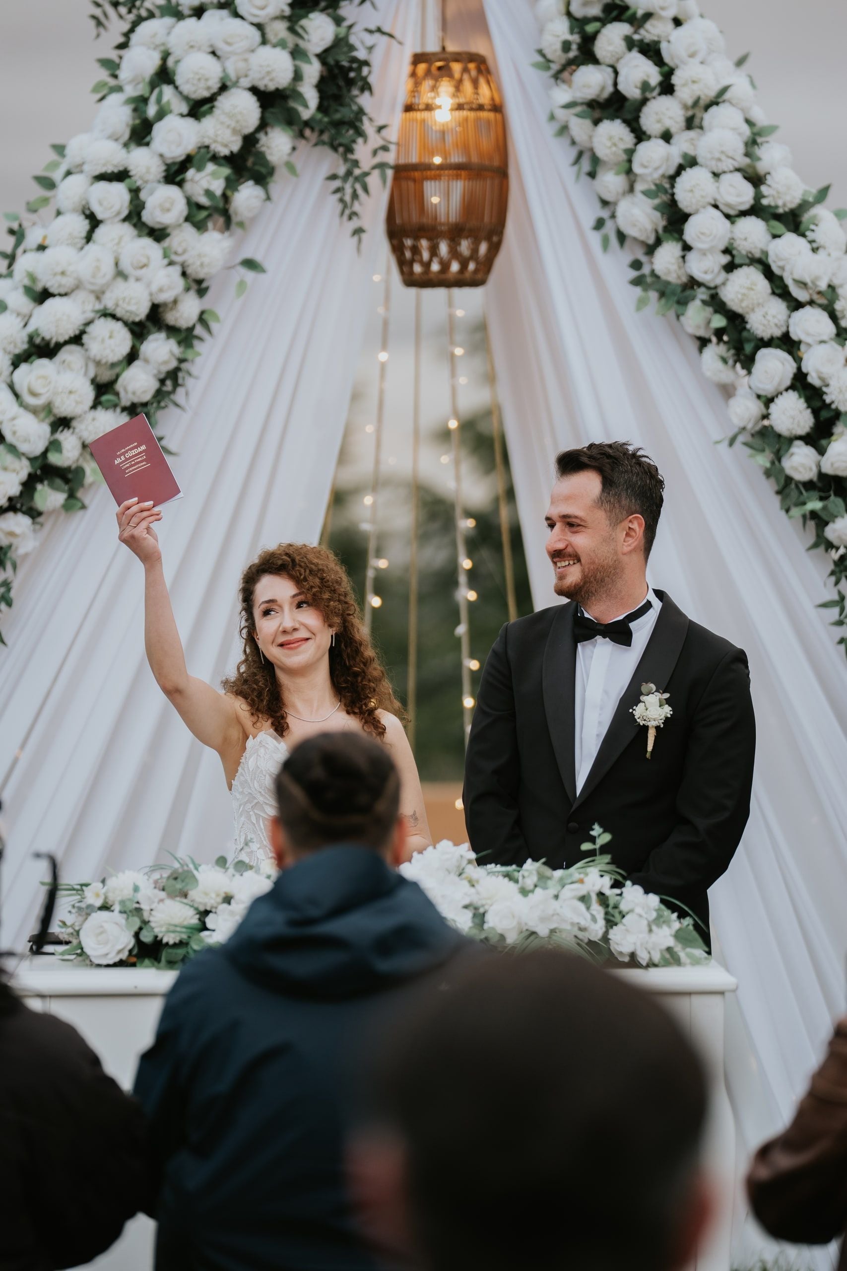 Nikah cüzdanını havaya kaldıran gelin