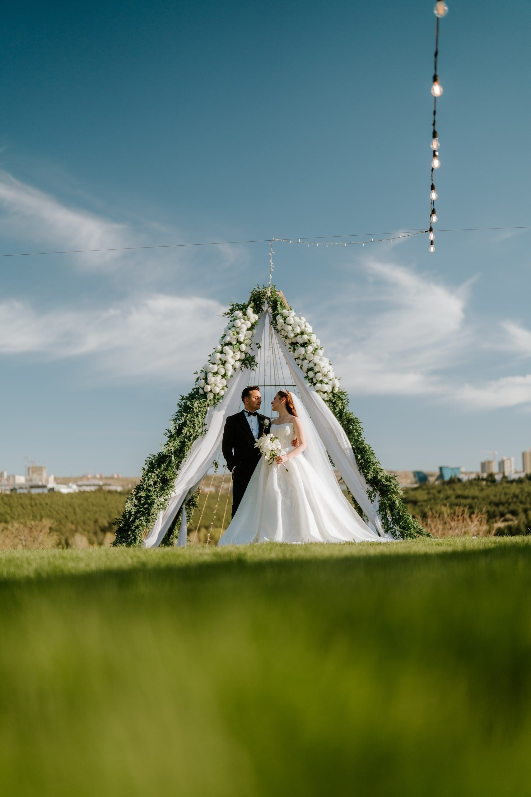 Çiçekli nikah takının altında çift