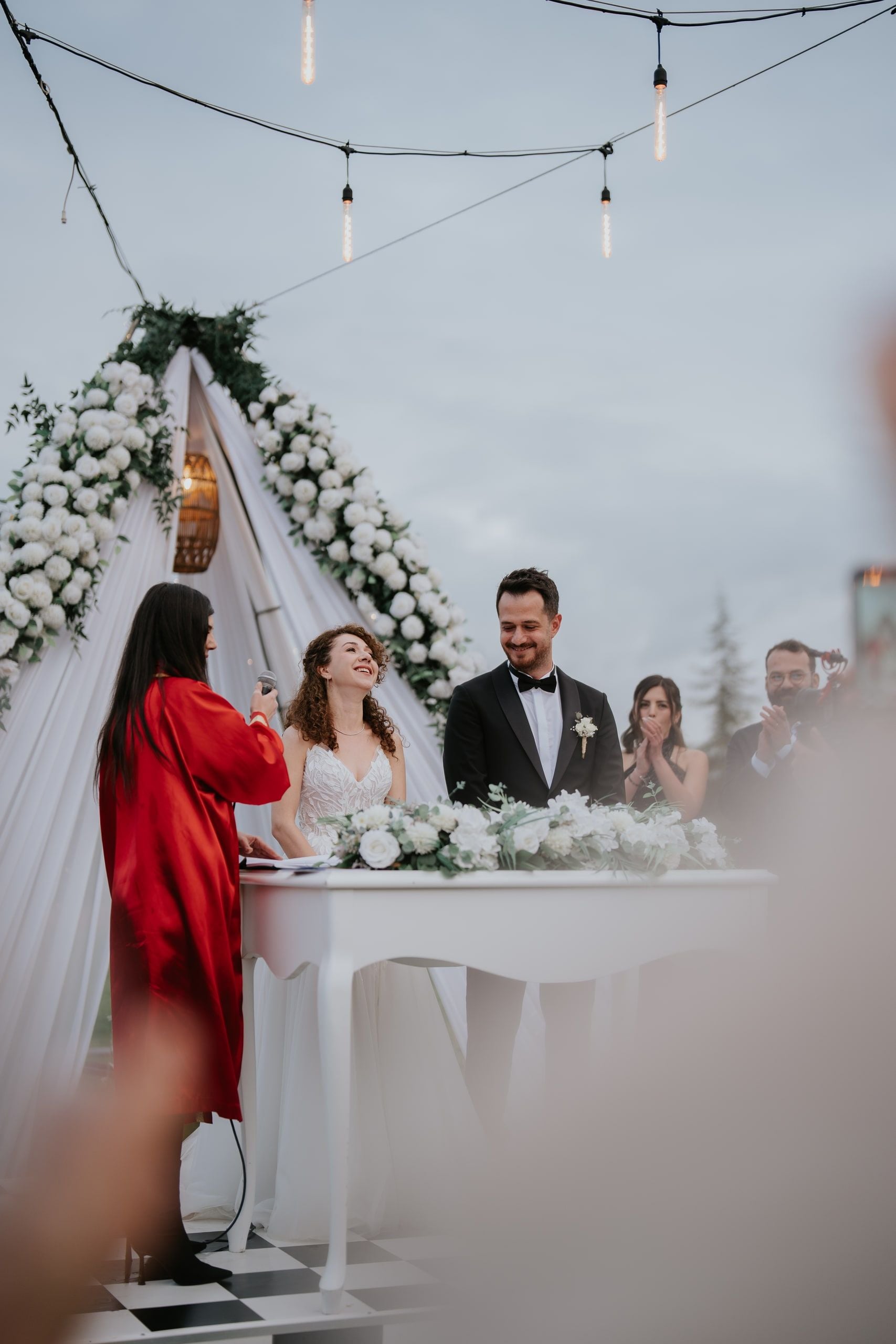 Açık hava nikah töreninde çift ve şahitler
