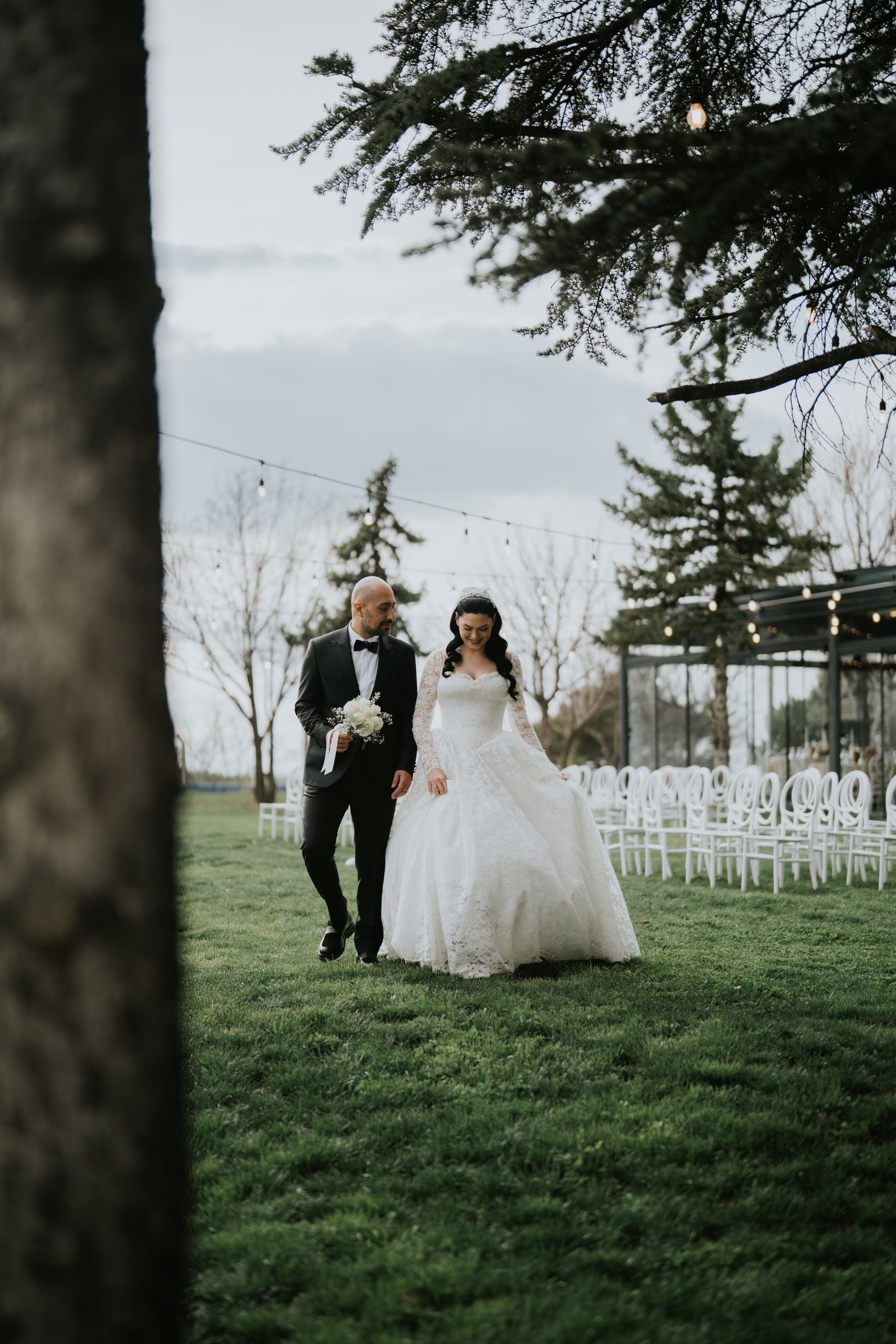 Nikah alanına babasıyla yürüyen gelin