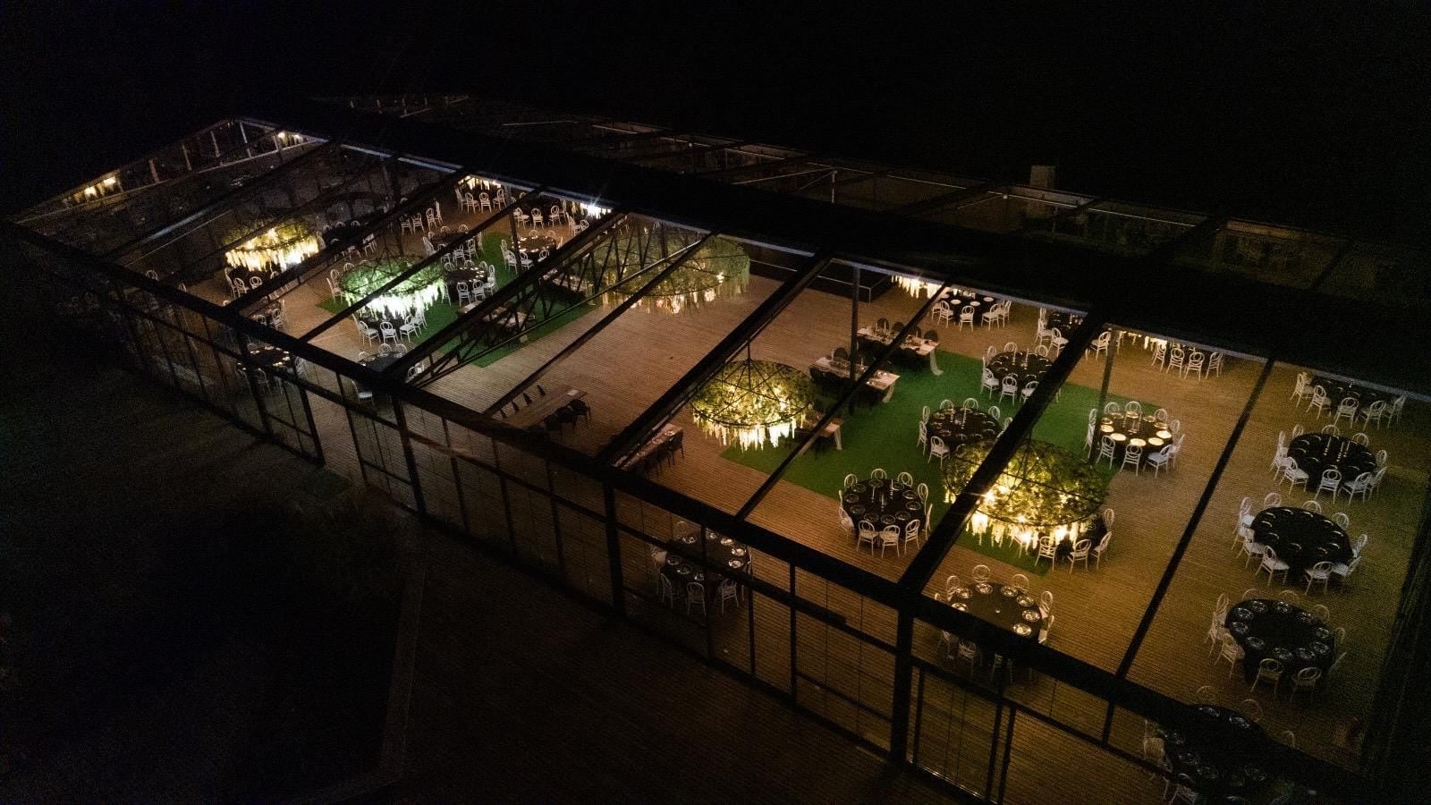Cam salonun gece havadan görünümü